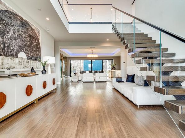 6389 Castejon, La Jolla CA 92037