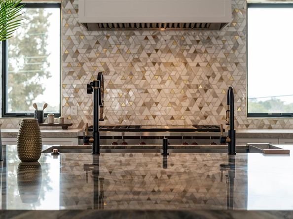 6389 Castejon, La Jolla CA 92037