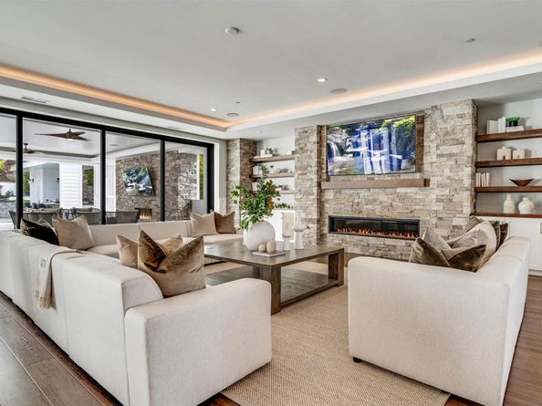 6389 Castejon, La Jolla CA 92037