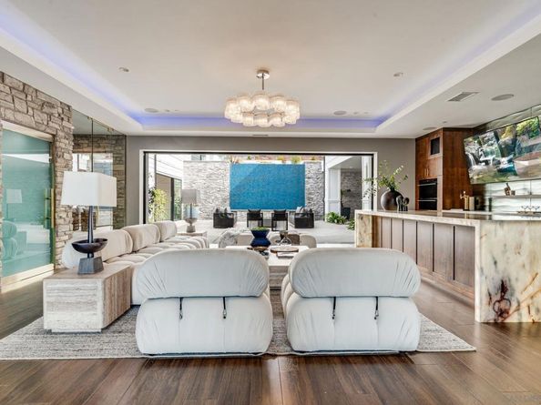 6389 Castejon, La Jolla CA 92037