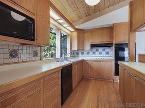 6121 La Pintura, La Jolla CA 92037