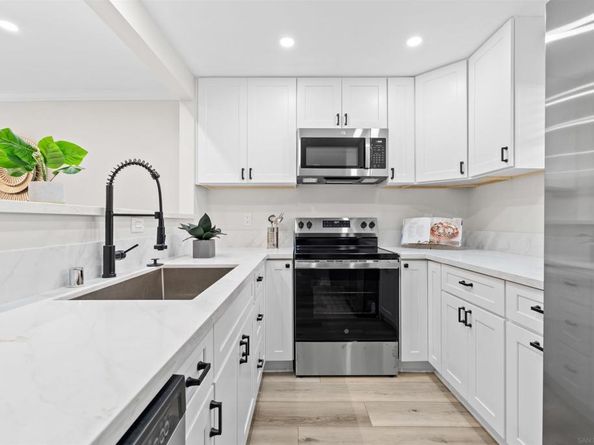 8870 Villa La Jolla Dr 210, La Jolla CA 92037