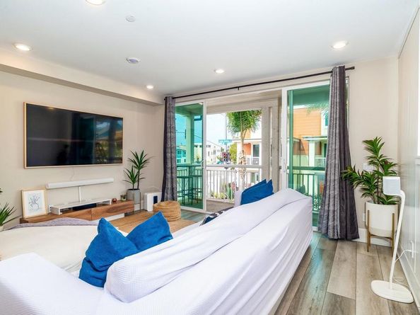 807 Santa Barbara Pl, San Diego CA 92109