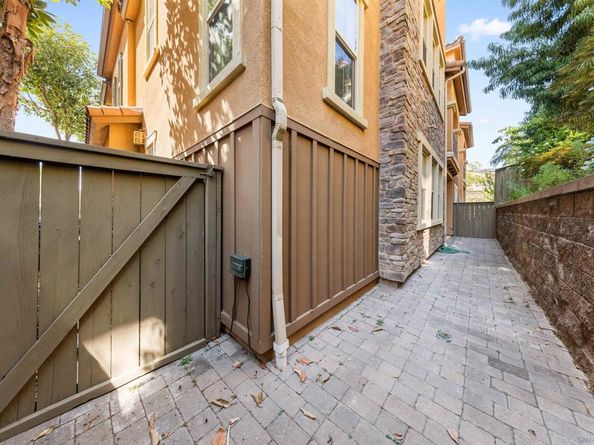 8528 Old Stonefield Chase, San Diego CA 92127