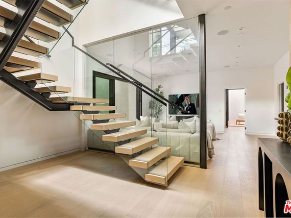 822 Superba Avenue, Venice CA 90291