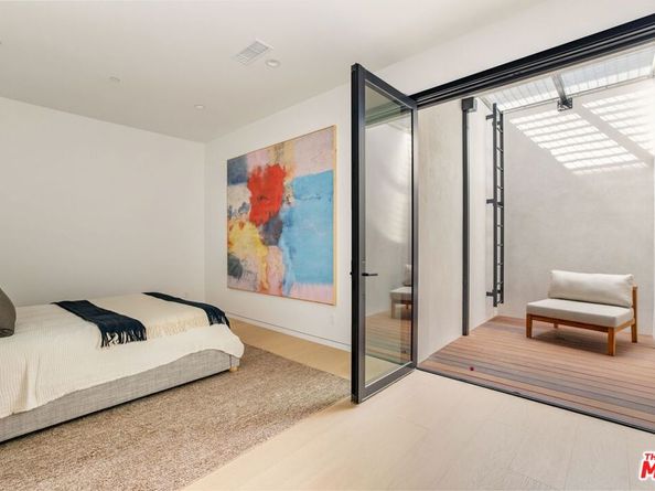 822 Superba Avenue, Venice CA 90291