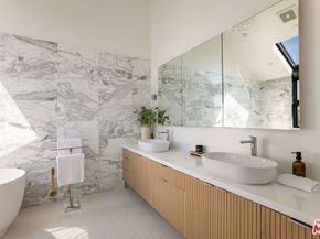 822 Superba Avenue, Venice CA 90291