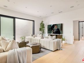 822 Superba Avenue, Venice CA 90291