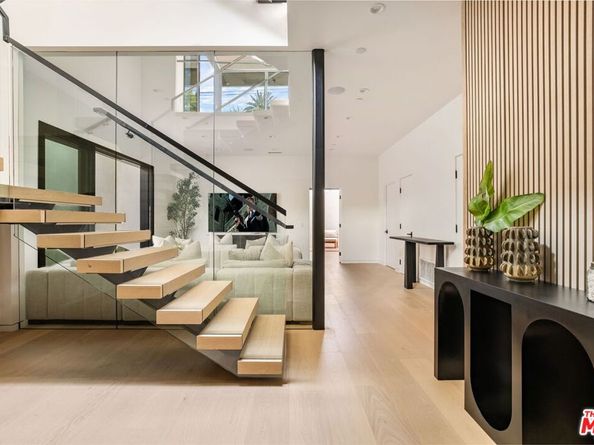 822 Superba Avenue, Venice CA 90291