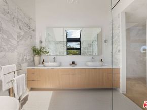 822 Superba Avenue, Venice CA 90291