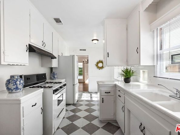 15519 Huston Street, Encino CA 91436