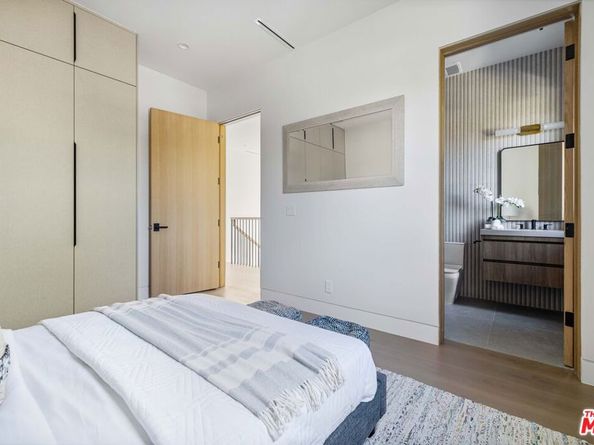 4220 Kenyon Avenue, Los Angeles CA 90066