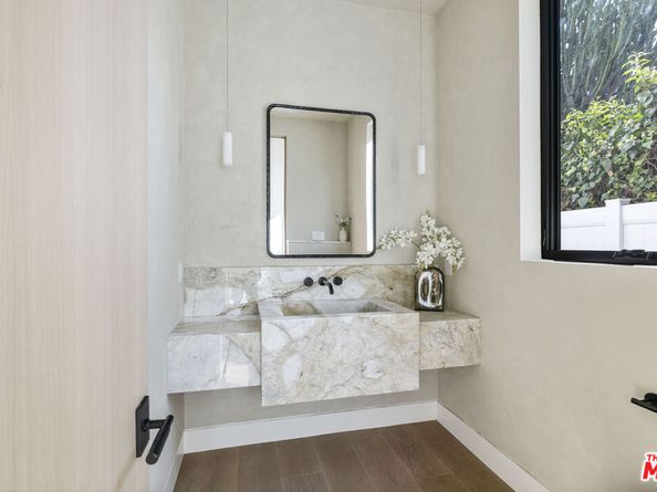 4220 Kenyon Avenue, Los Angeles CA 90066