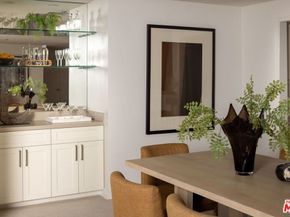 575 S Barrington Avenue 204, Los Angeles CA 90049