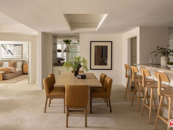 575 S Barrington Avenue 204, Los Angeles CA 90049