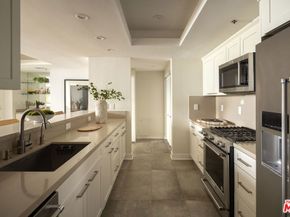 575 S Barrington Avenue 204, Los Angeles CA 90049