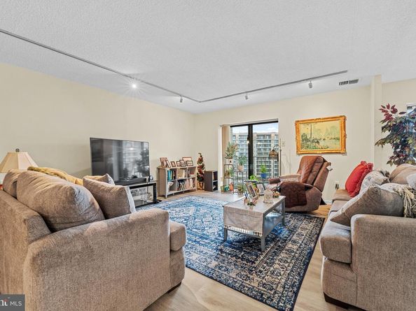 11004 Valley Forge Circle 1004, King Of Prussia PA 19406