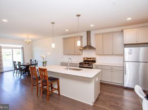 44 Parry Way, Warminster PA 18974