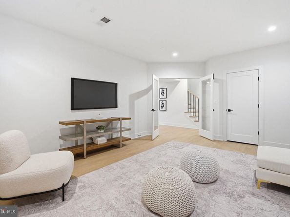 612 Gibson Circle SW, Vienna VA 22180