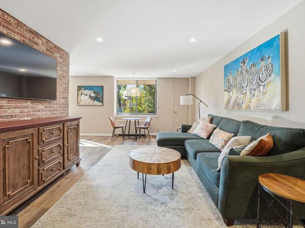 4390 Lorcom Lane 402, Arlington VA 22207