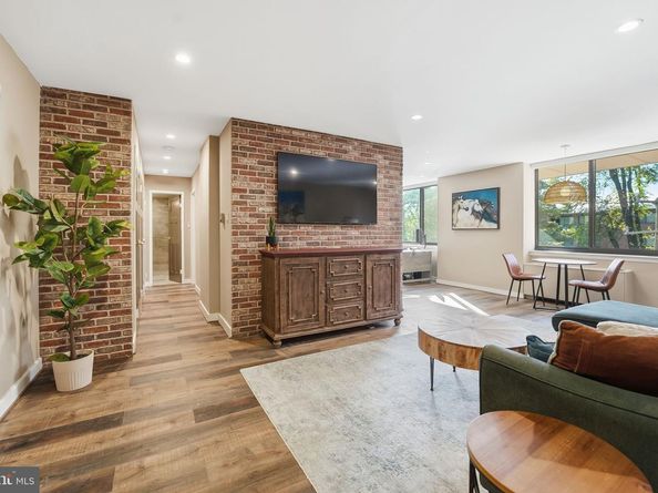 4390 Lorcom Lane 402, Arlington VA 22207