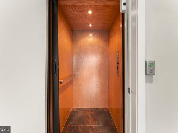 152 Vine Street, Philadelphia PA 19106