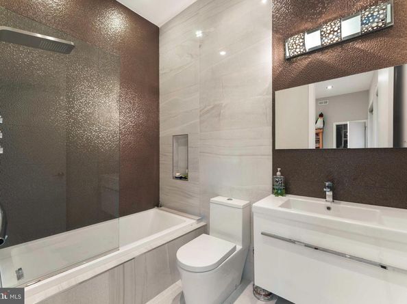 152 Vine Street, Philadelphia PA 19106