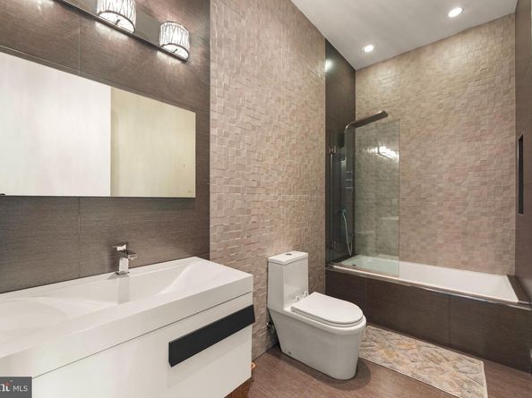 152 Vine Street, Philadelphia PA 19106