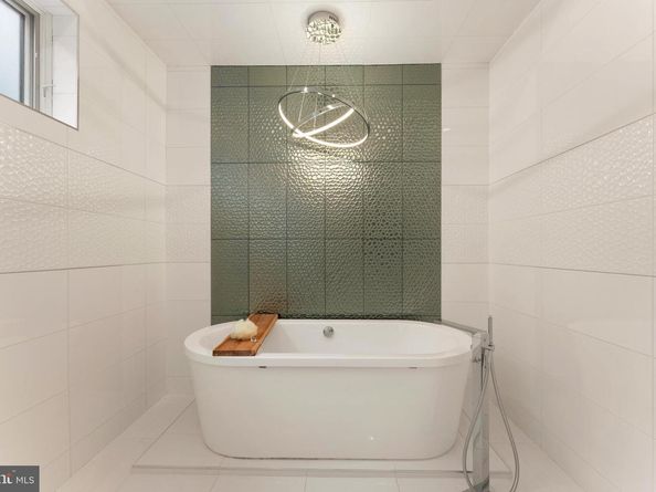 152 Vine Street, Philadelphia PA 19106