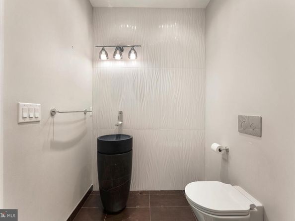 152 Vine Street, Philadelphia PA 19106