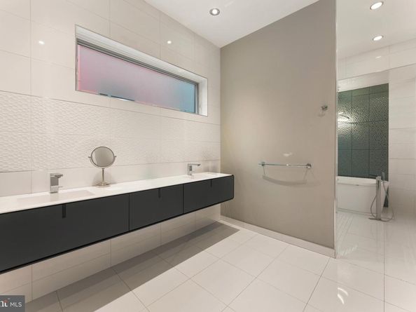 152 Vine Street, Philadelphia PA 19106