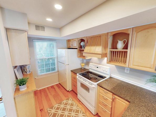 3345 Lakeside View Drive 77, Falls Church VA 22041