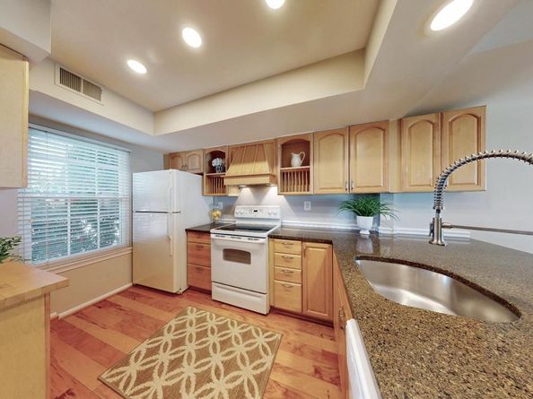 3345 Lakeside View Drive 77, Falls Church VA 22041