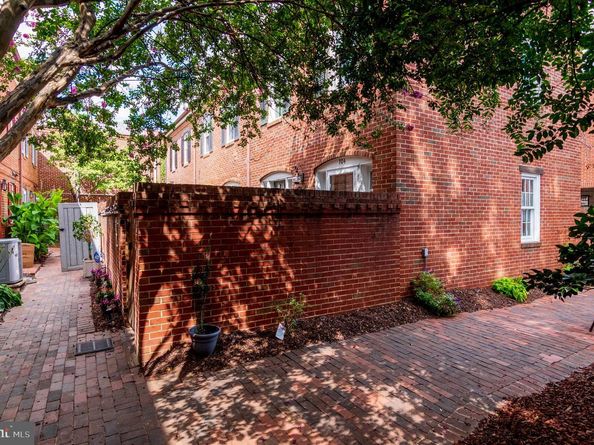102 King Henry Court, Alexandria VA 22314
