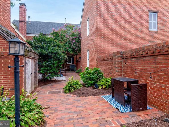 102 King Henry Court, Alexandria VA 22314
