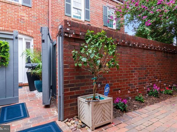 102 King Henry Court, Alexandria VA 22314