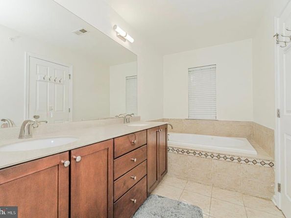 42 Creekside Court, Secaucus NJ 07094