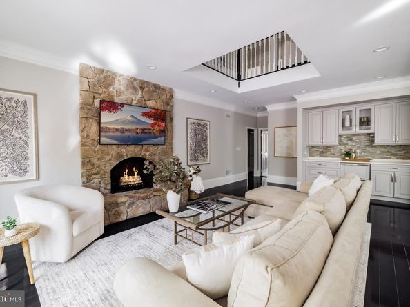 9200 Hollyoak Drive, Bethesda MD 20817