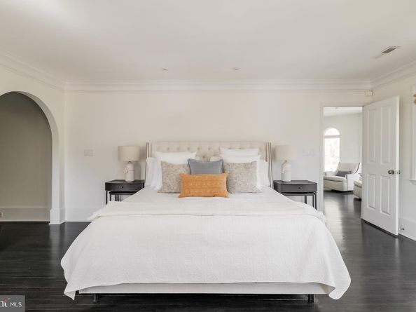 9200 Hollyoak Drive, Bethesda MD 20817