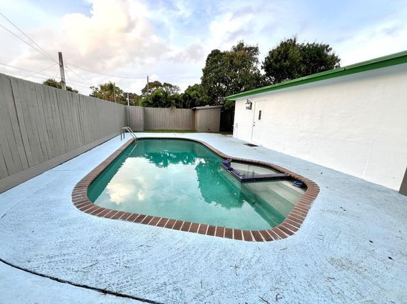801 NE 36TH St, Oakland Park FL 33334