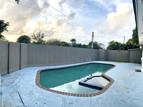 801 NE 36TH St, Oakland Park FL 33334
