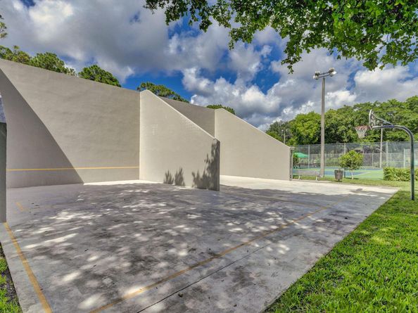 411 4th Terrace, Palm Beach Gardens FL 33418
