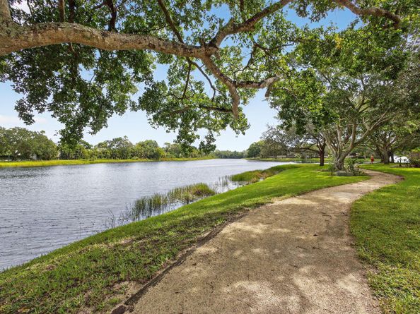 411 4th Terrace, Palm Beach Gardens FL 33418