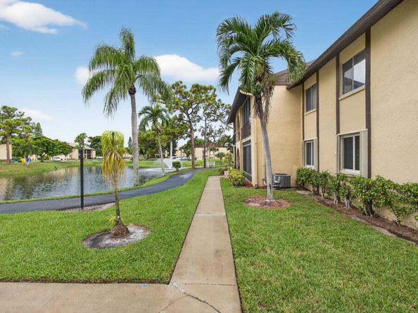 340 Pine Ridge Circle B2, Greenacres FL 33463