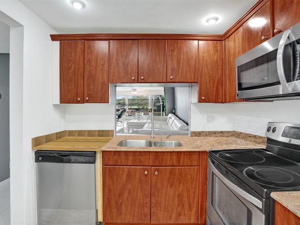 9235 Lagoon Pl 207, Davie FL 33324