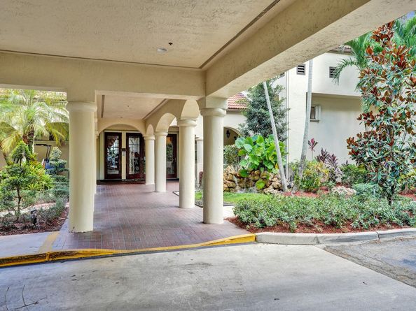 9235 Lagoon Pl 207, Davie FL 33324