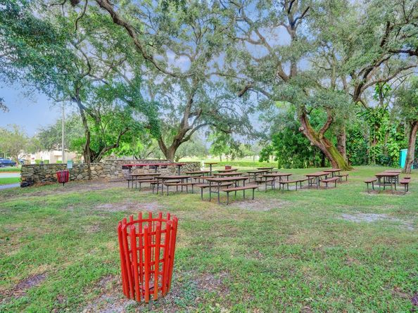 9235 Lagoon Pl 207, Davie FL 33324