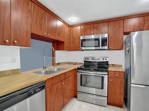 9235 Lagoon Pl 207, Davie FL 33324