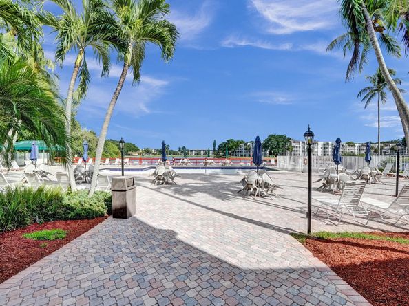 9235 Lagoon Pl 207, Davie FL 33324