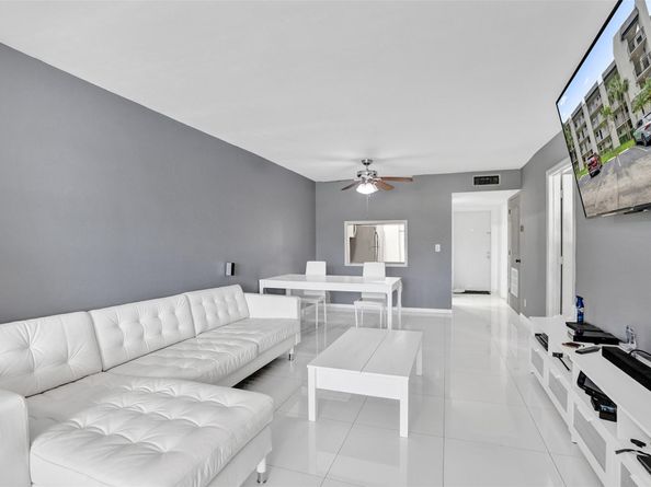 9235 Lagoon Pl 207, Davie FL 33324